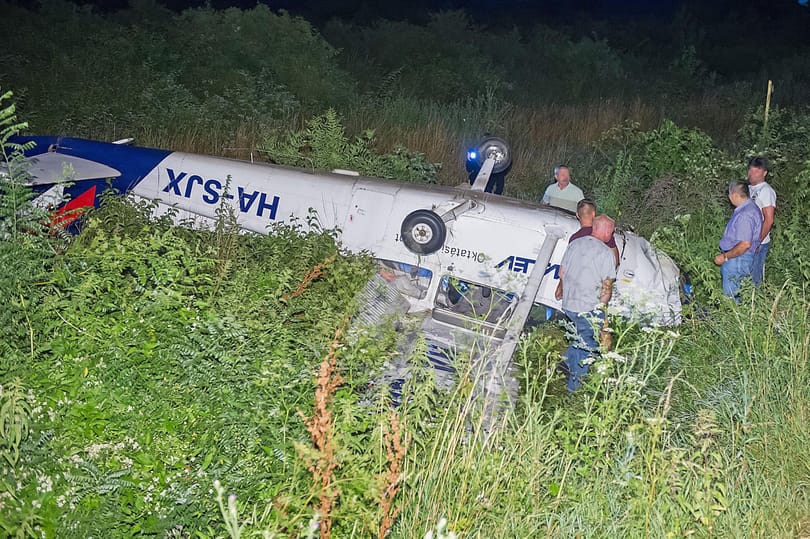Itt vannak az első fotók a farkashegyi pályán fejre állt kisrepülőről