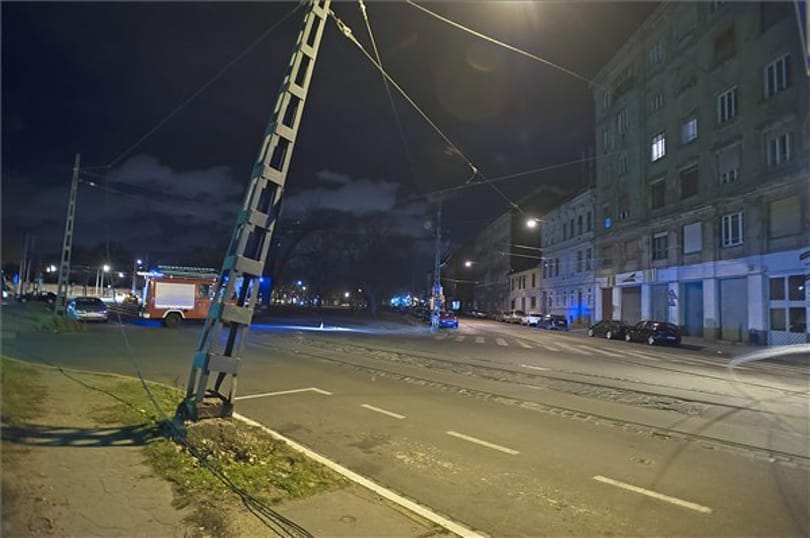 Egész nap dolgoztak a tűzoltók a szél okozta károk miatt