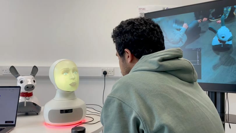 Kissé szokatlan, de nem csak beszél, hanem még arckifejezésekkel is reagál ez az új robot-recepciós – videó