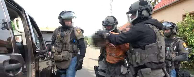 Még a vécétartályban is pisztolyt találtak a rendőrök, amikor elfogták az erőszakosnak ismert O. Zoltánt