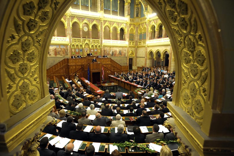 Ma alakul meg az új parlament