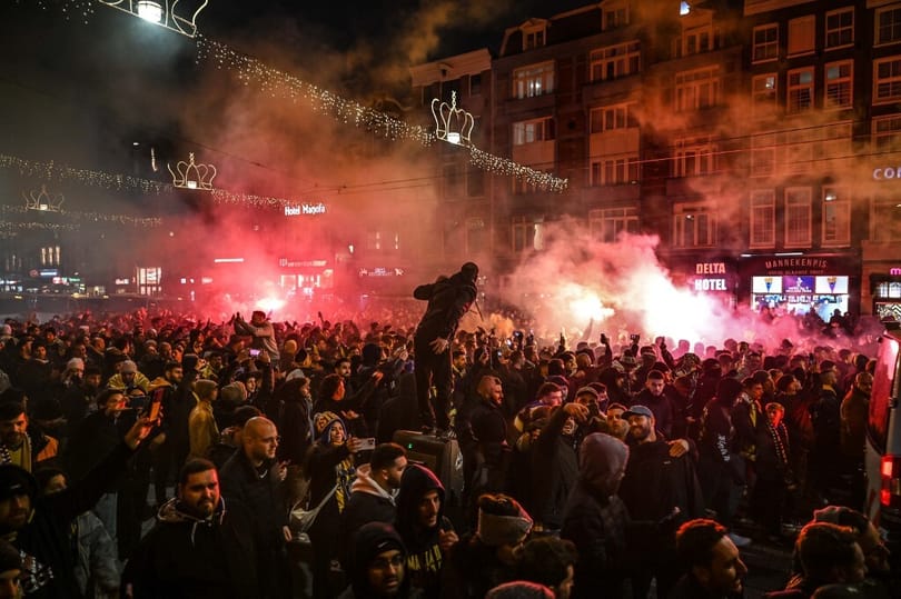 A zsidó szurkolókra vadászó huligánokkal játszott össze a kaszinó dolgozója, ahová az üldözött szurkolók menekültek