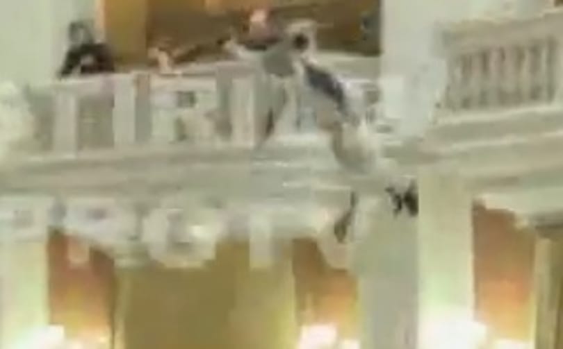 Videó: levetette magát a román parlament erkélyéről egy férfi