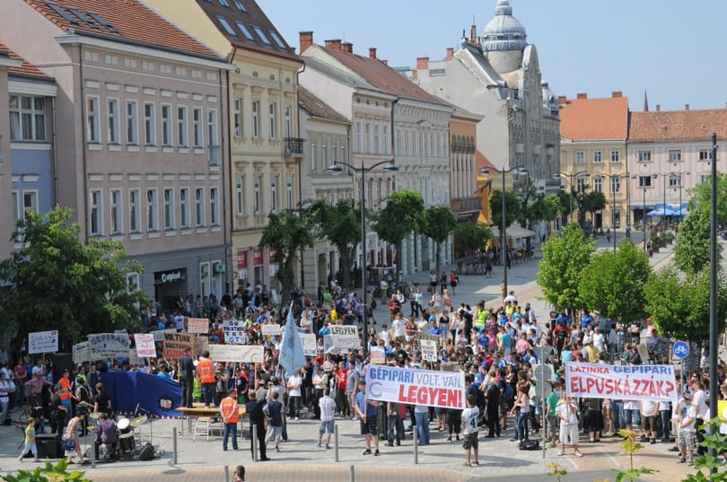 Iskolaösszevonás ellen tüntetett ezer ember Szombathelyen