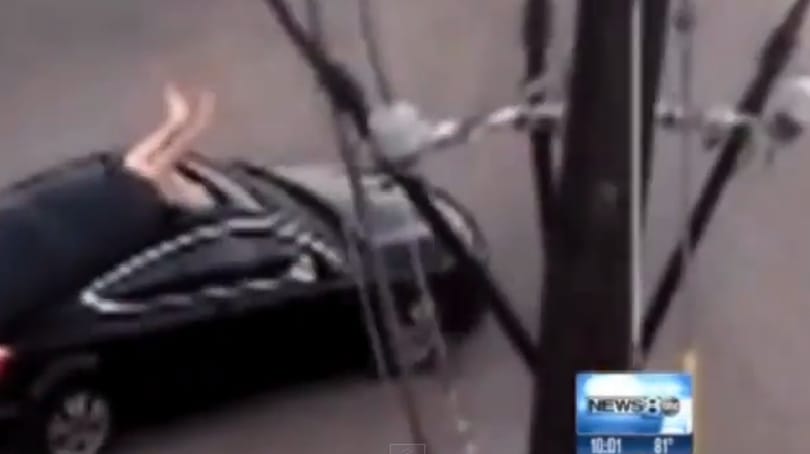 Videó: Meztelenül őrjöngő férfi ugrott be egy nő autójába