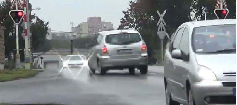 Érdemes megnézni, mit művelnek az autósok egy vasúti átjárónál – videó