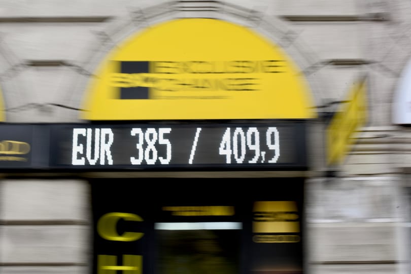 393-ig erősödött vissza a forint