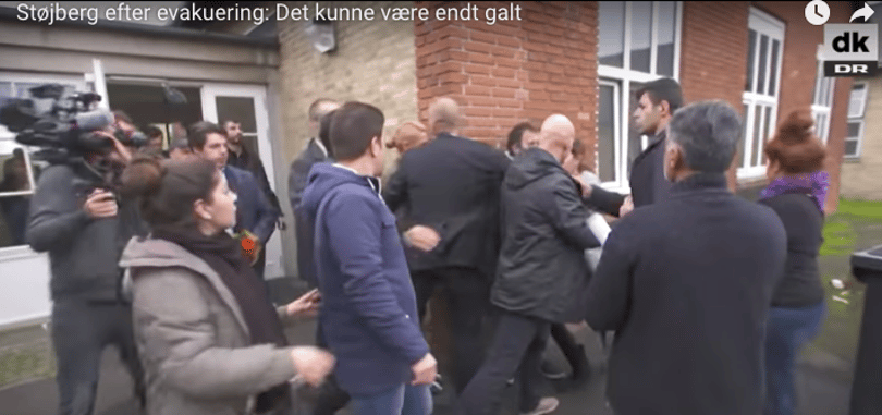 Testőrei menekítették ki a dán minisztert a feldühödött menekültek közül - videó