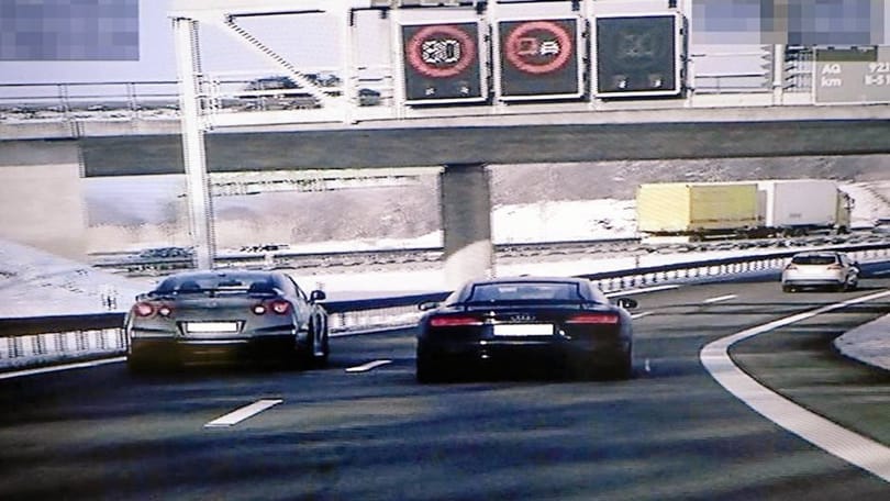 Két fiatal bérelt egy Audi R8-at és egy Nissan GT-R-t, és kimentek bulizni egy kicsit az autópályára