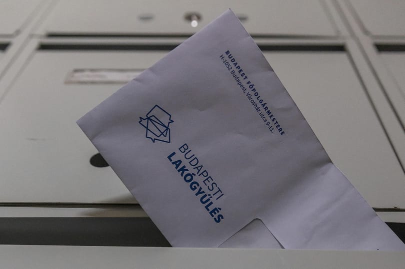 A demokráciát csak elbábozzák, a nép szava annyit is ér