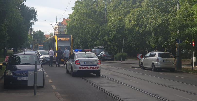 Villamos ütközött egy autóval Óbudán, leállt a villamosközlekedés
