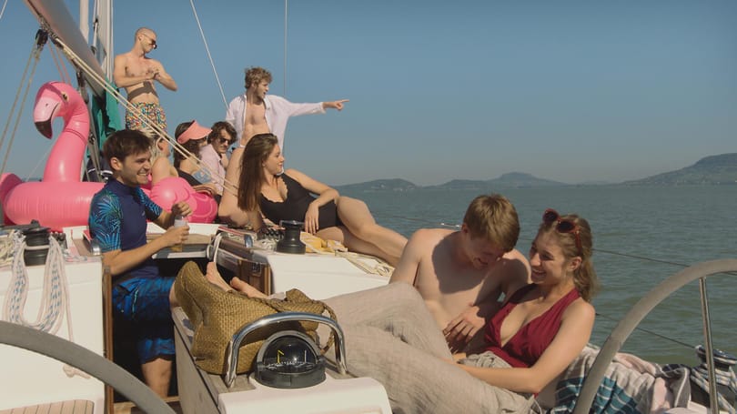 A Magyar Turisztikai Ügynökségnek is kedves lehet ez a tettre kész fiatalokat megéneklő film