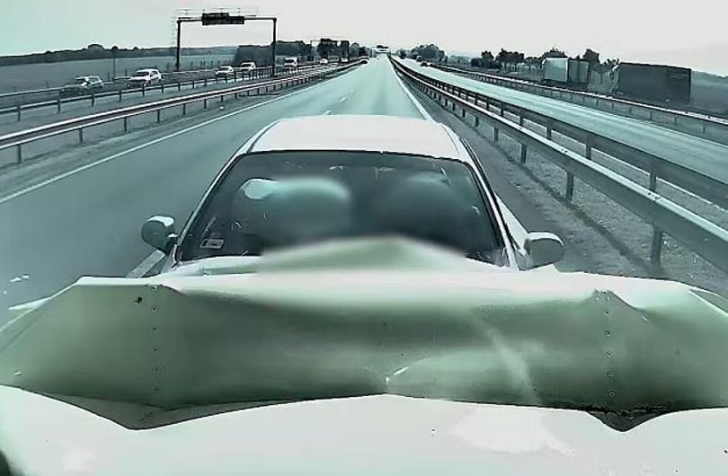 Ezért van szükség az energiaelnyelőkre az autópályákon: két dobozt is ripityára törtek – videó