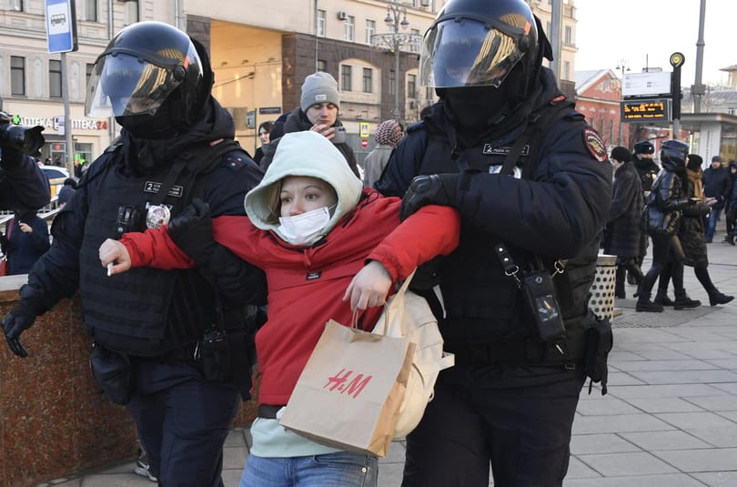 Pár másodperc tiltakozás is elég, hogy Moszkvában elvigyenek a rendőrök