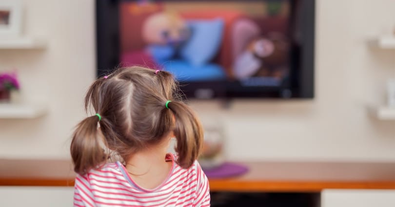 Lelkifurdalása van, mert tévét néz a gyerek? Így válhat a tévézés aktív és hasznos időtöltéssé