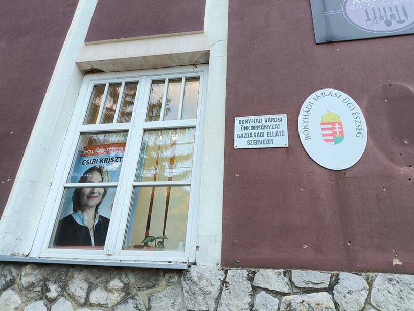 Bonyhádon az ügyészség címere mellett is a fideszes jelölt plakátja mosolyog vissza