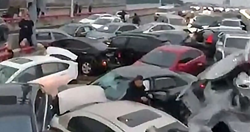 Több mint 100 autó csapódott egymásnak egy kínai hídon