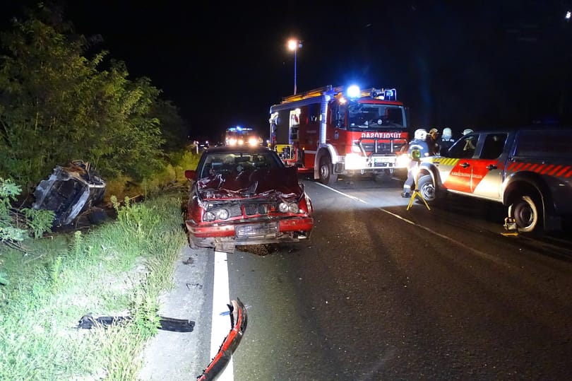 Képek is jöttek az éjszakai súlyos autóbalesetről