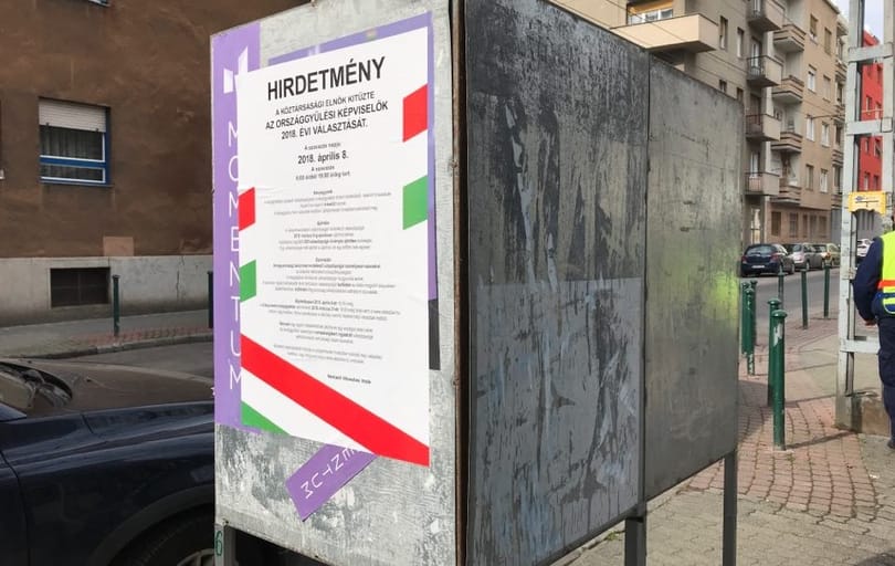 Sikerült egy választási hirdetménnyel letakarni a Momentum plakátját