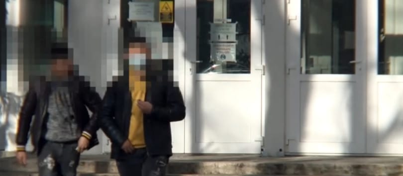 Letérdeltette, majd gumibottal verte a gyerekeket egy iskolaőr Nyíregyházán