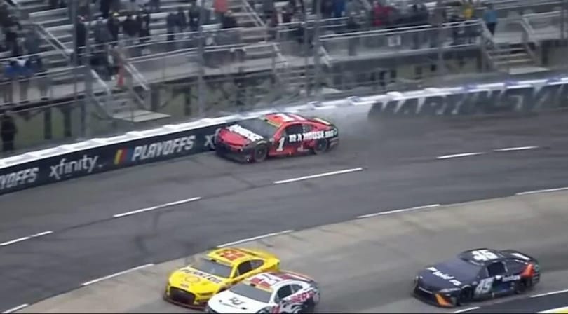 Videó: Olyan trükköt vetett be egy autóversenyző a Nascar-futamon, amit csak videójátékokban látni