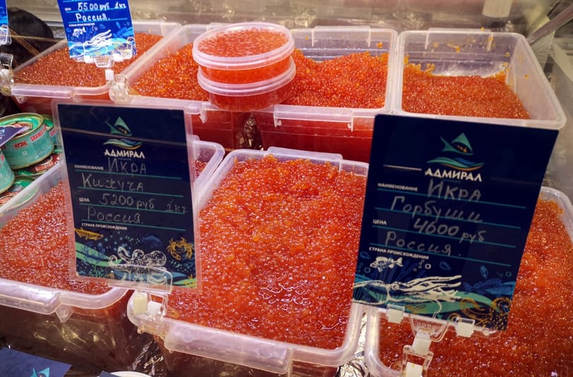 Egy láda kaviárral ült ki a Vörös térre egy nő, de gyanút keltett a flancolása