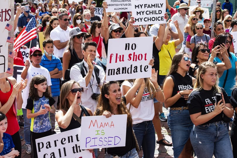A kötelező influenzaoltás ellen tüntettek Bostonban