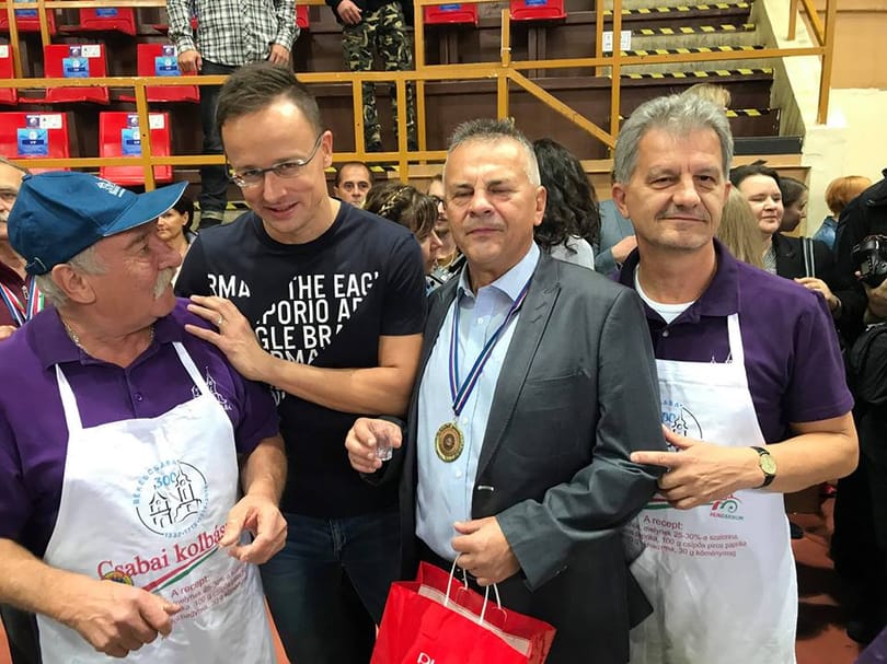 Kolbászt nem gyúrt, de így is jól mulatott Békéscsabán Szijjártó Péter – fotók