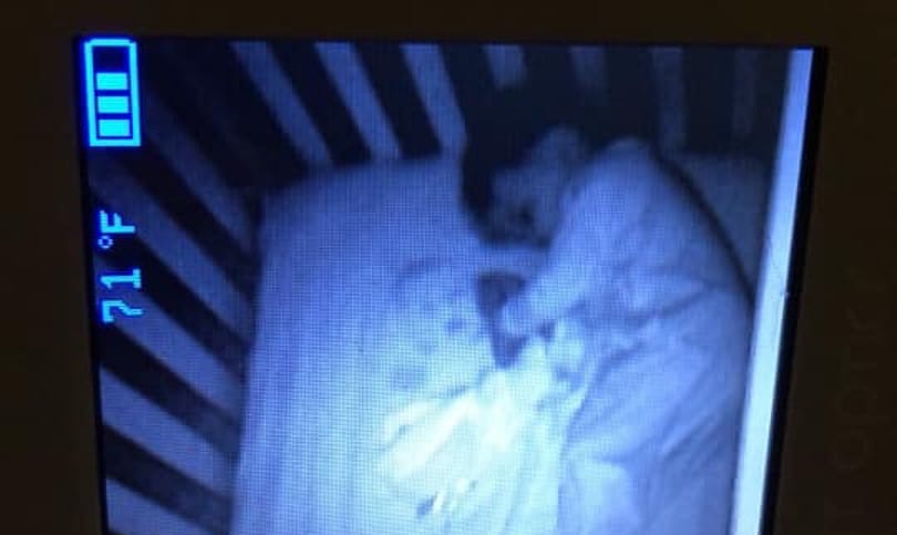 Azt hitte, szellemet lát a babamonitoron, de az igazság ennél sokkal viccesebb volt