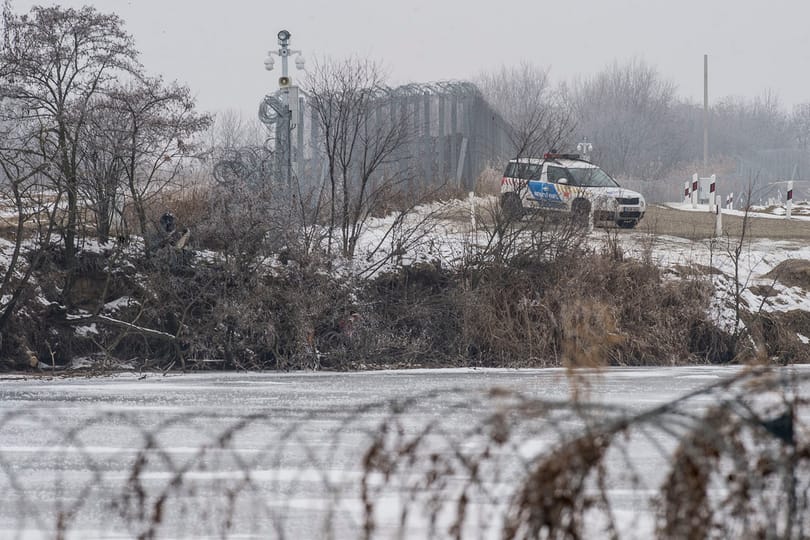 Hűtőkocsiból kért segítséget egy menekült a rendőröktől