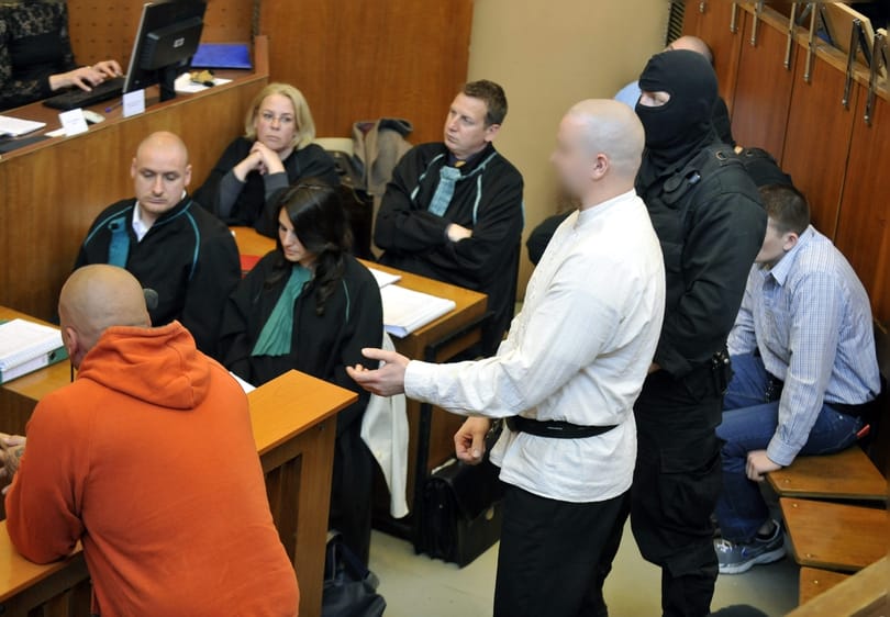 Romagyilkosságok: a harmadrendű vádlott géppisztolyt akart beszerezni