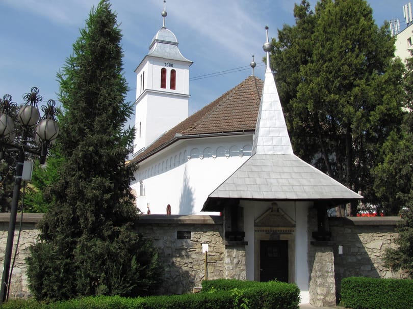 Szeretettel Erdélyből: A tiszteletes fát hord a falusiakkal, hogy közösséget teremthessen