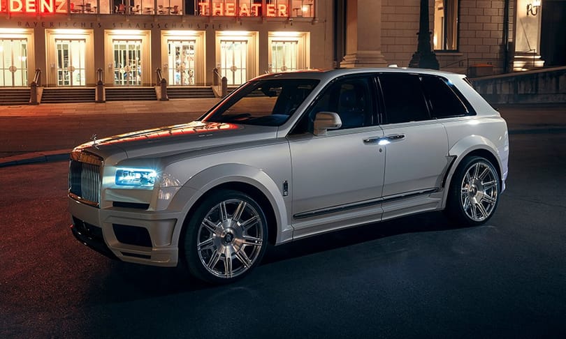 Így száguld az autópályán egy 685 lóerős Rolls-Royce SUV – videó