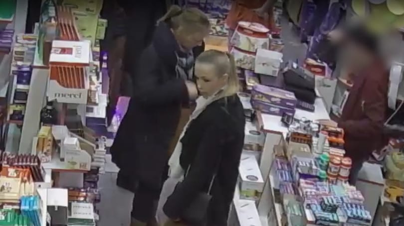Jól szituált nőket keres pénztárcalopás miatt a rendőrség – videó