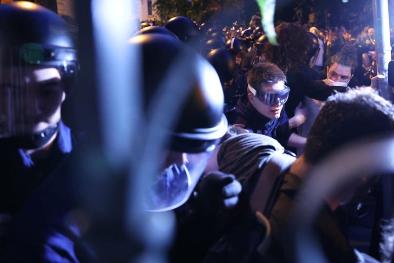 Nekifeszültek a diákok a rendőrsorfalnak a Fidesz székházánál, de könnygázt ezúttal nem vetettek be ellenük