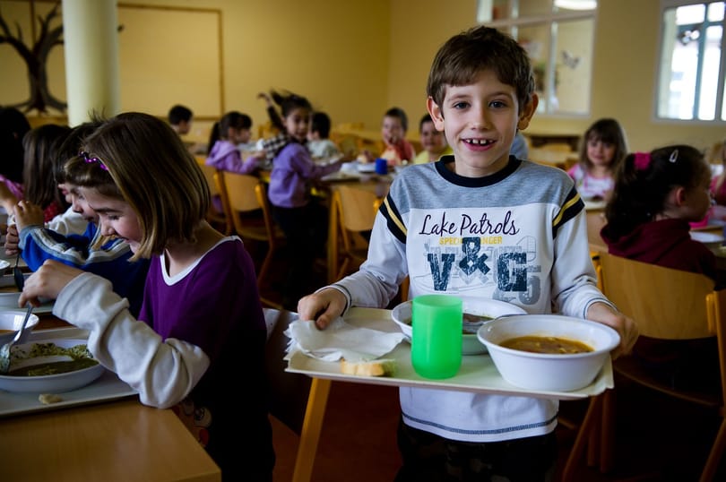 A legszegényebb gyerekek maradnak ki az étkeztetésből