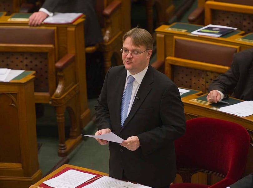 Kényszerből faragja tovább az alaptörvényt a kormány