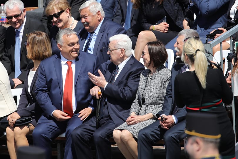 Orbán videóval emlékezett meg Novák Katalin beiktatásáról, de végig őt mutatta a kamera