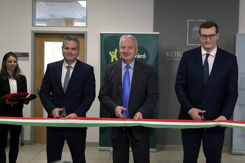 Tessék szépen hazajönni: átadták az első Hazaváró pontot az újbudai kormányablakban