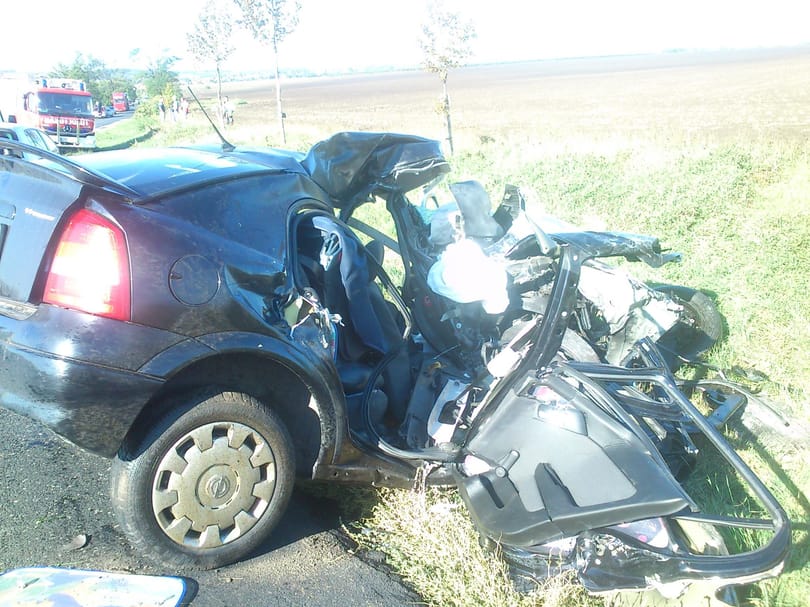 Szétszakadt az Astra – fotók az etyeki buszbalesetről