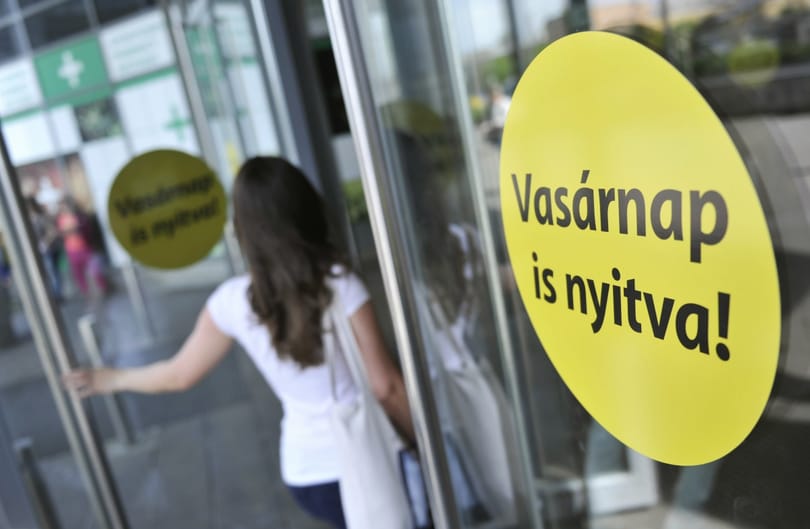 Munkaadók: 50 százalékos bérpótlékot kell fizetni a vasárnapokra
