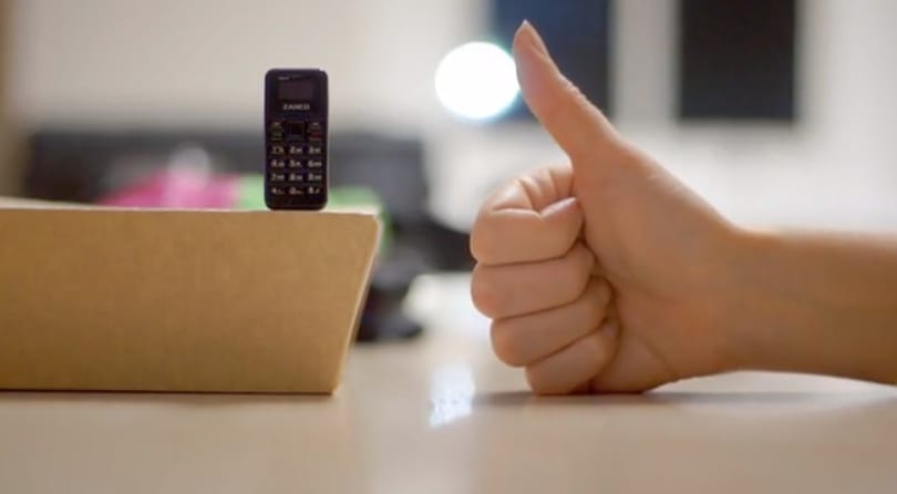 Alig lehet látni: ez most a világ legkisebb mobiltelefonja