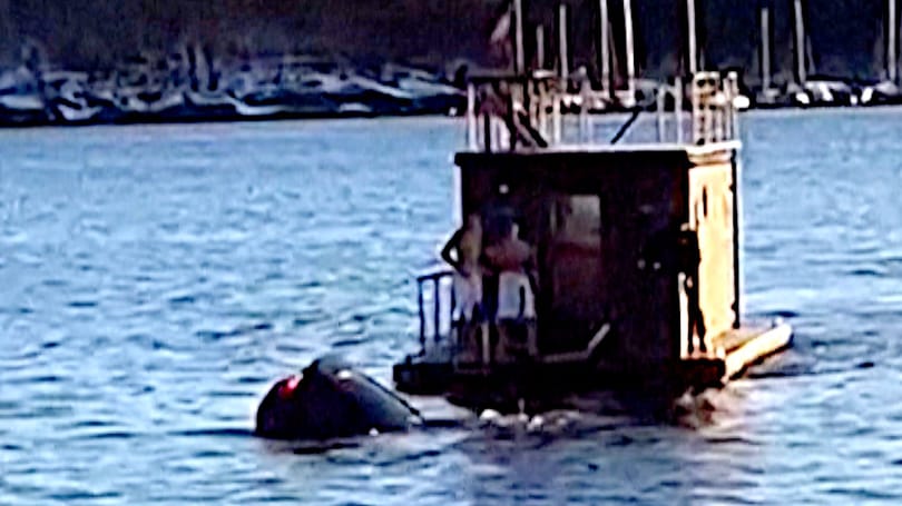 Úszó szaunával mentettek ki két embert, akik Teslával zuhantak egy fjord vizébe