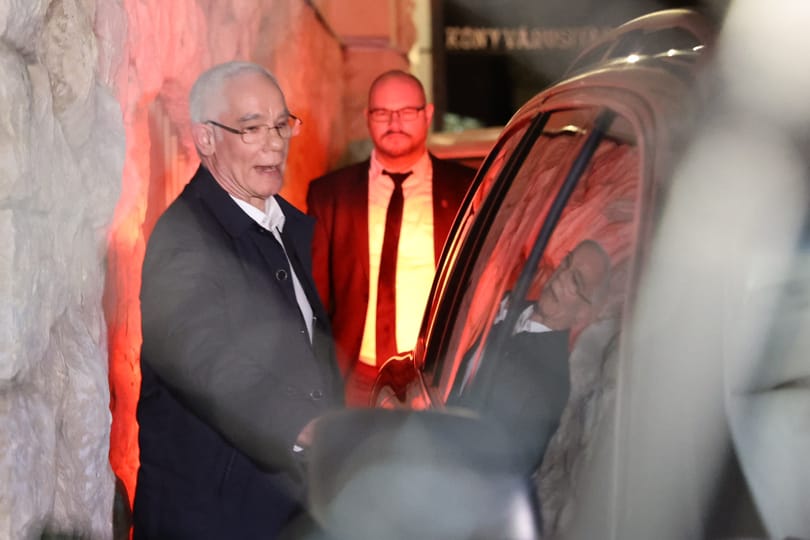 Képeken, ahogy Balog Zoltán távozott a meghallgatásáról