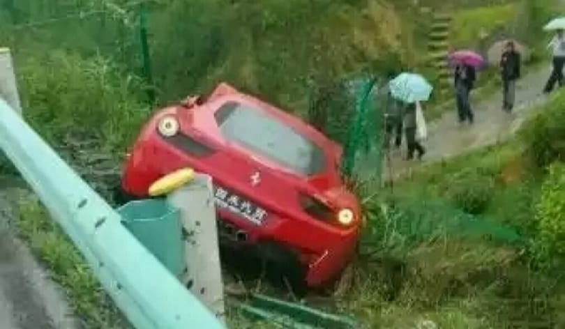 Szalagkorlátot szakított egy Ferrari 458 Italia – fotók