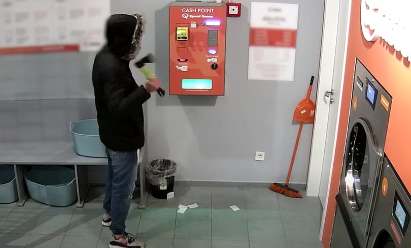 Fejszével akarta feltörni egy mosoda fizetőautomatáját, keresik a budapesti rendőrök
