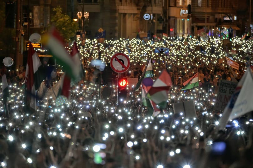 Drónvideón látható, hányan voltak a szombati tüntetésen