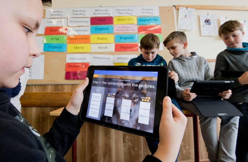 A nyelvoktatást is átalakítja a mesterséges intelligencia. De van, ami nem változik