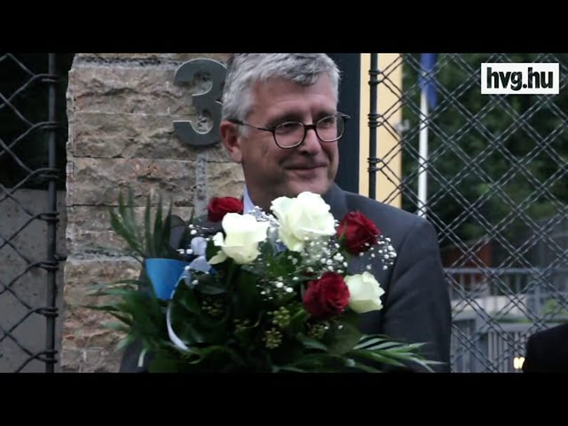 Énekkel búcsúztatták a bezáró észt nagykövetséget – videó