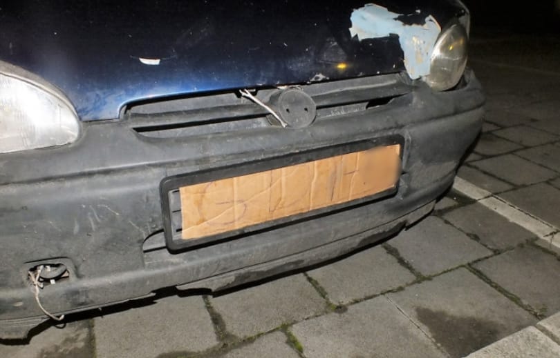 Kartonpapírból szerkesztett rendszámot magának, bevitték érte